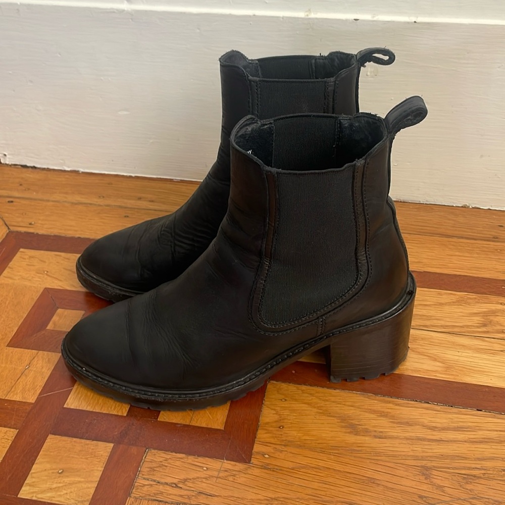 Heeled Chelsea boots